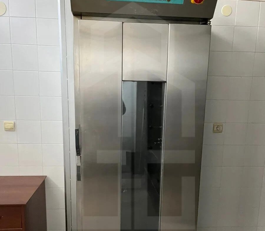 900